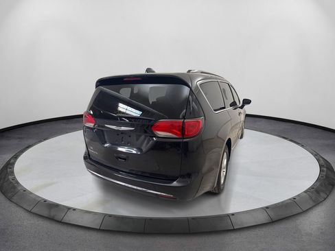 Used 2017 Chrysler Pacifica Touring-L Plus FWD image 5