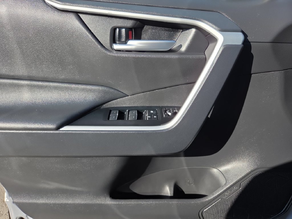 Used 2025 Toyota RAV4 XLE FWD image 15