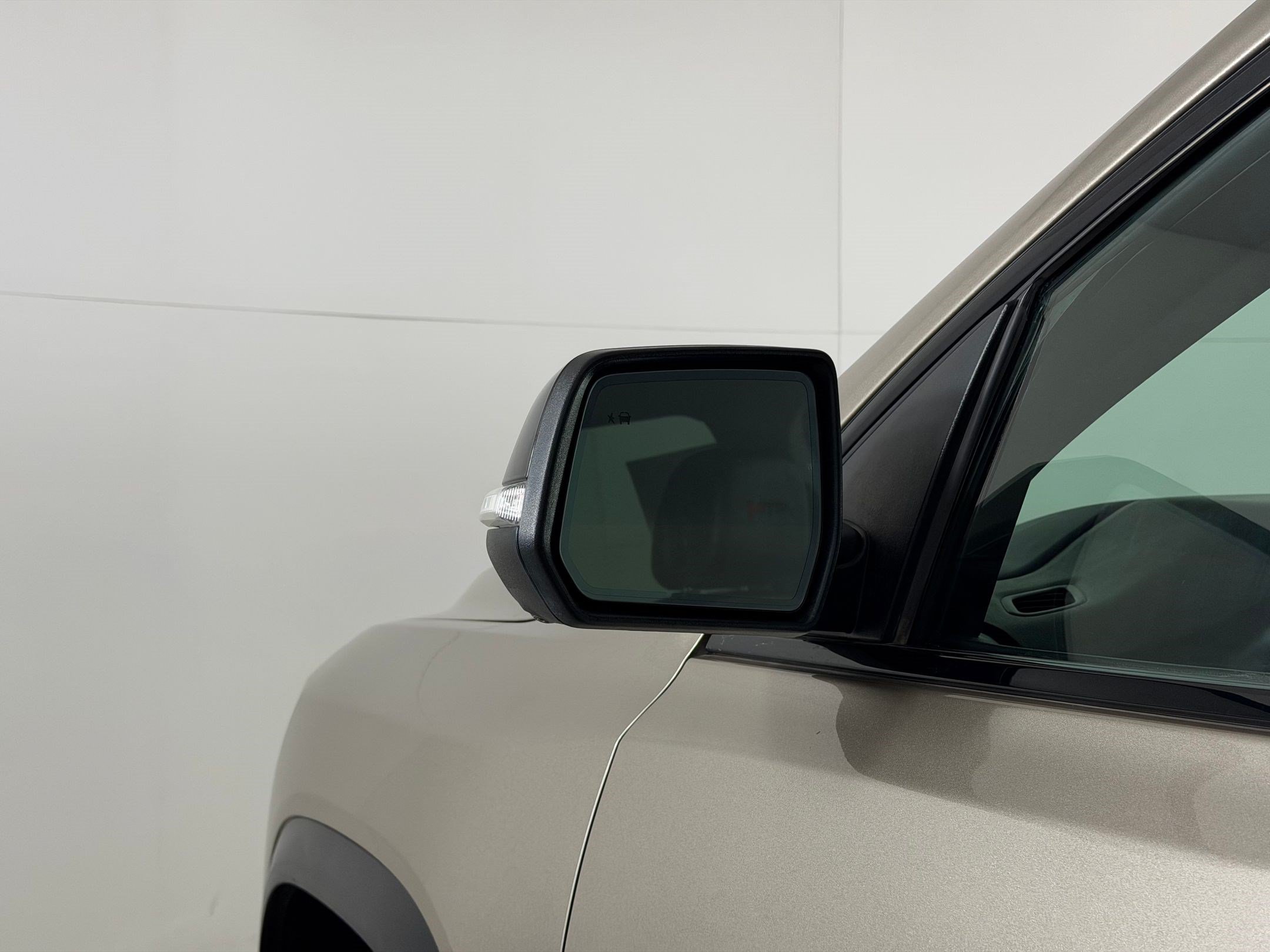 Used 2022 GMC Acadia AT4 w/ Technology Package AWD/4WD image 28