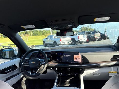 New 2025 Chevrolet Suburban Premier image 17