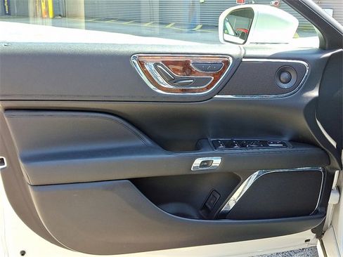 Used 2017 Lincoln Continental Select w/ Climate Package AWD/4WD image 12