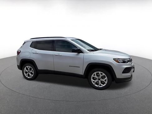 Used 2025 Jeep Compass Latitude AWD/4WD image 2
