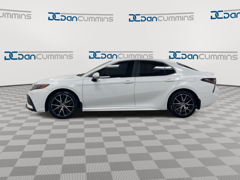 Used 2022 Toyota Camry SE w/ Cold Weather Package FWD image 5