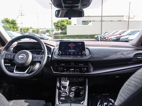 Used 2023 Nissan Rogue SV FWD image 16