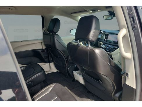 Used 2023 Chrysler Pacifica Touring-L FWD image 36