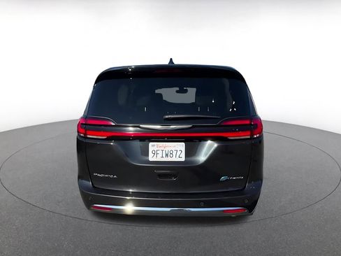 Used 2023 Chrysler Pacifica Touring-L image 12