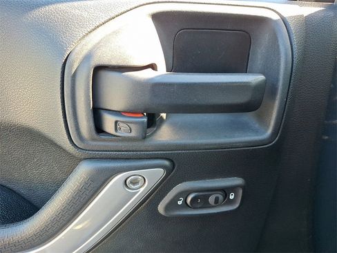 Used 2016 Jeep Wrangler Unlimited Rubicon image 12