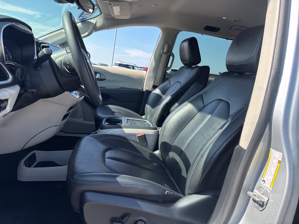 Used 2024 Chrysler Pacifica Touring-L FWD image 17