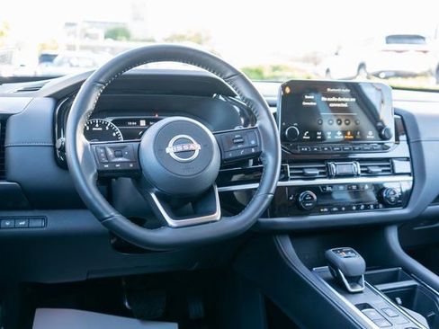 Certified 2025 Nissan Pathfinder SL image 14