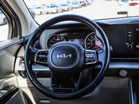 Used 2024 Kia Carnival LX image 15