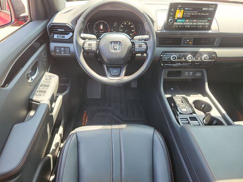 Used 2025 Honda Pilot TrailSport image 11