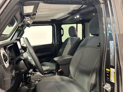 Used 2025 Jeep Wrangler Unlimited Sahara AWD/4WD image 16