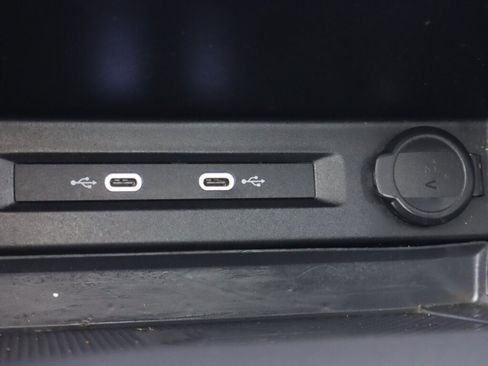 Used 2021 Volkswagen Tiguan SE image 24