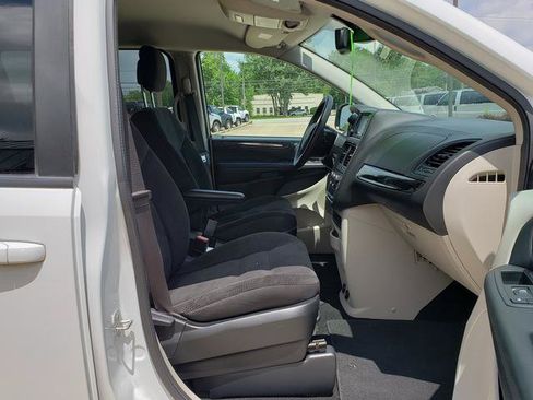 Used 2018 Dodge Grand Caravan SE w/ UConnect Hands-Free Group FWD image 16