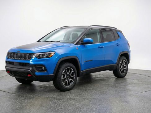 Used 2025 Jeep Compass Trailhawk AWD/4WD image 3