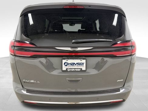 Used 2022 Chrysler Pacifica Touring-L w/ Uconnect Theater Family Group image 17
