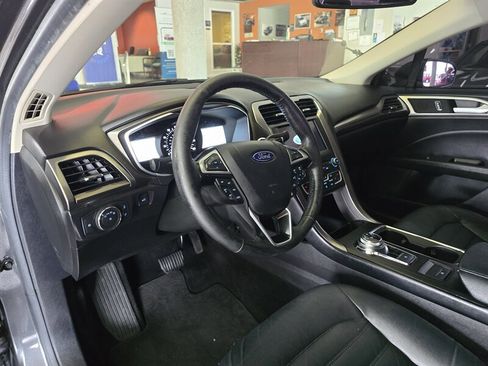 Used 2017 Ford Fusion SE w/ Fusion SE Technology Package FWD image 8