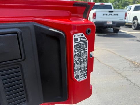 Used 2025 Jeep Wrangler Unlimited Sahara AWD/4WD image 50