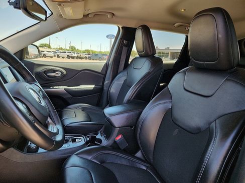 Used 2019 Jeep Cherokee Latitude Plus w/ Comfort/Convenience Group AWD/4WD image 7