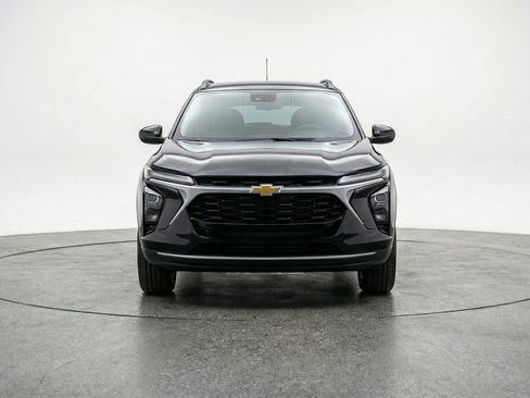 Used 2025 Chevrolet Trax LT w/ LT Convenience Package FWD image 2
