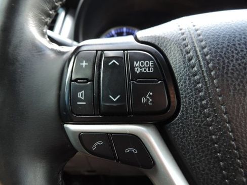 Used 2019 Toyota Highlander Plus FWD image 31