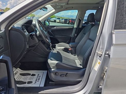 Used 2023 Volkswagen Tiguan SE w/ Panoramic Sunroof Package FWD image 19