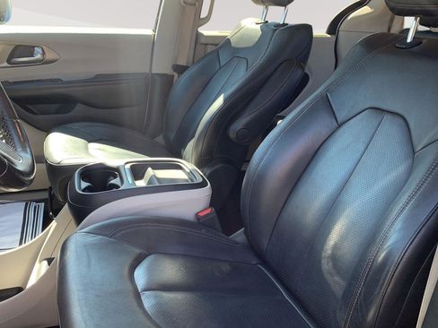 Used 2020 Chrysler Pacifica Touring-L image 18