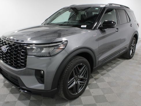 Used 2025 Ford Explorer ST-Line w/ ST-Line Street Pack AWD/4WD image 34