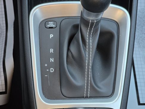 Used 2024 Hyundai Venue SEL image 20