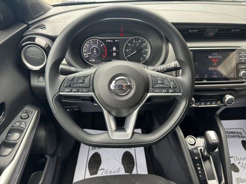 Used 2018 Nissan Kicks SV FWD image 11