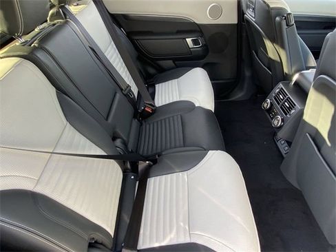 Used 2025 Land Rover Discovery Metropolitan Edition image 14