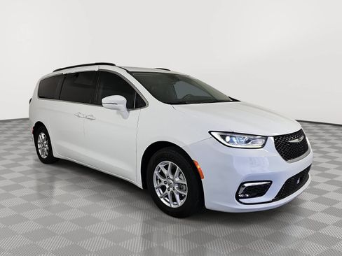 Used 2022 Chrysler Pacifica Touring-L FWD image 2