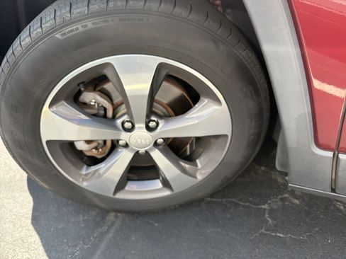 Used 2019 Jeep Cherokee Limited AWD/4WD image 13