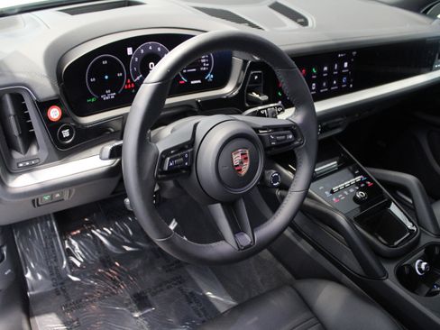 Certified 2025 Porsche Cayenne image 4
