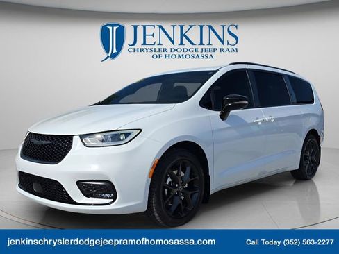 New 2026 Chrysler Pacifica Select image 10