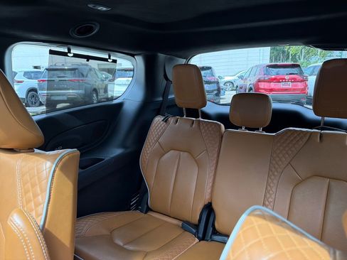 Used 2023 Chrysler Pacifica Pinnacle FWD image 34