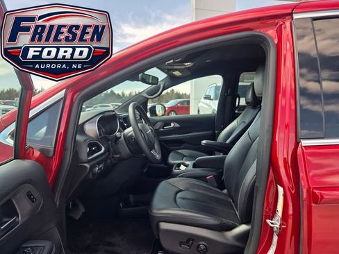 Used 2025 Chrysler Pacifica Select FWD image 12