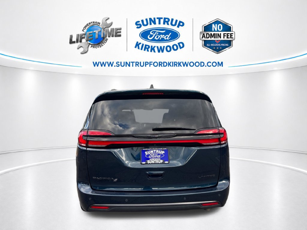 Used 2025 Chrysler Pacifica Limited FWD image 4