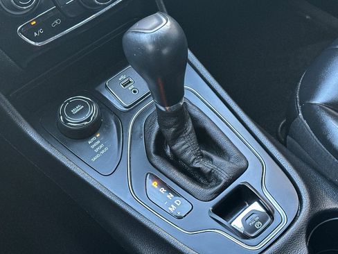 Used 2019 Jeep Cherokee Latitude Plus AWD/4WD image 21