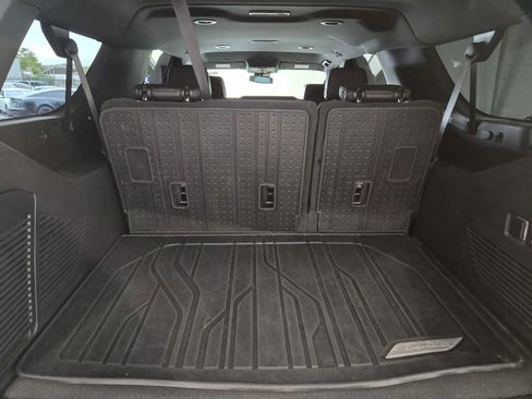 Used 2023 Chevrolet Suburban LT w/ Luxury Package image 10