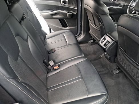 Used 2021 Kia Sorento S image 11