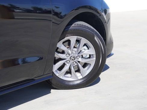 Used 2024 Toyota Sienna XLE FWD image 8