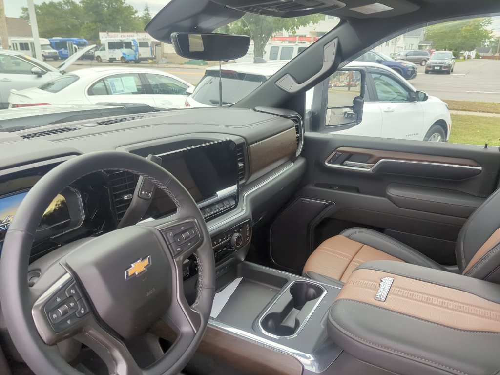 Used 2025 Chevrolet Silverado 3500 High Country w/ High Country Premium Package AWD/4WD image 19