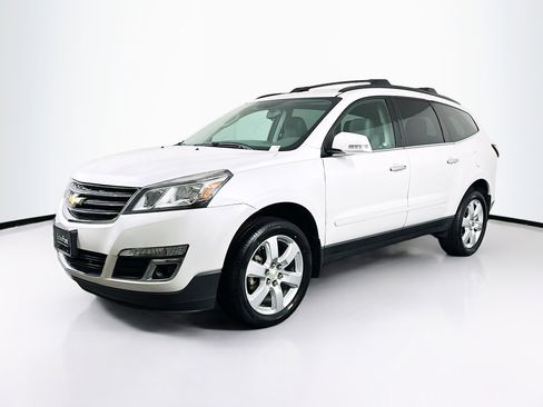 Used 2017 Chevrolet Traverse LT w/ Style and Technology Package image 3