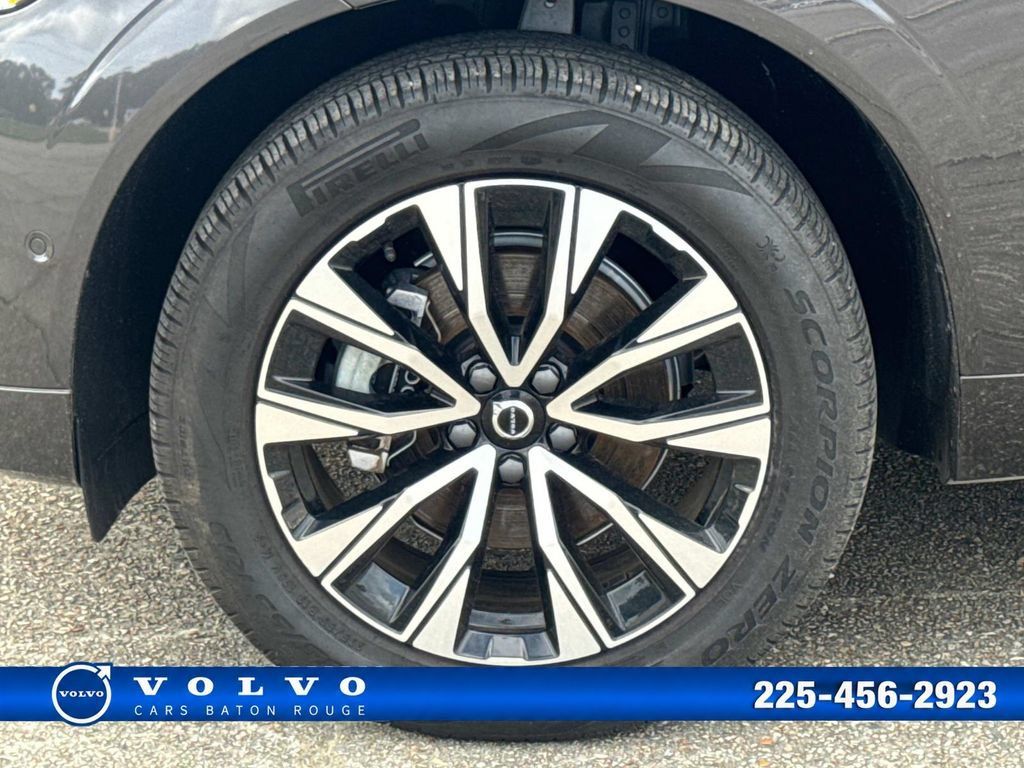 Used 2025 Volvo XC60 B5 Plus AWD/4WD image 5