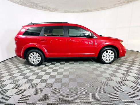 Used 2019 Dodge Journey SE FWD image 2