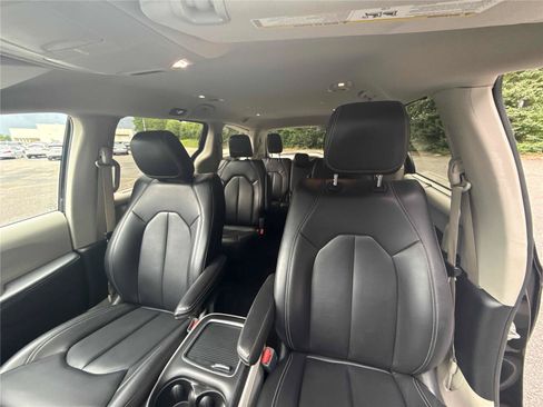 Used 2023 Chrysler Pacifica Touring-L FWD image 27