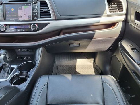 Used 2018 Toyota Highlander XLE AWD/4WD image 28