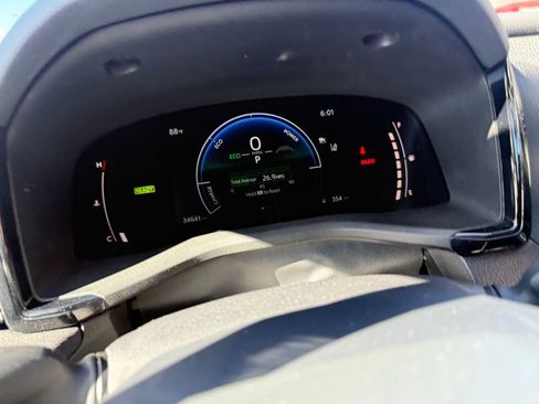 Used 2025 Toyota Camry LE image 5