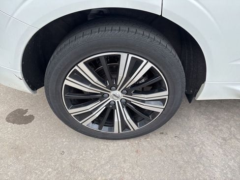Used 2023 Volvo XC60 B5 Plus image 13
